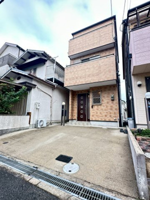 【外観】 | 大阪府高石市東羽衣7丁目　戸建て | 3LDK+Sの間取り、駐車二台可能です（車種による制限あり）（10月撮影）