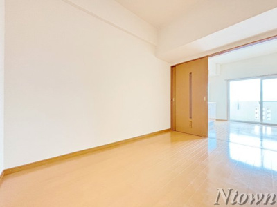 【その他】 | ロイヤルピジョン岩塚 | 明るい洋室です