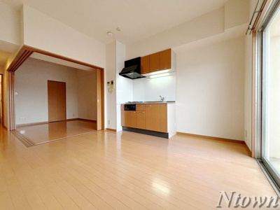 【居間・リビング】 | ロイヤルピジョン岩塚 | ゆったりとしたリビングです