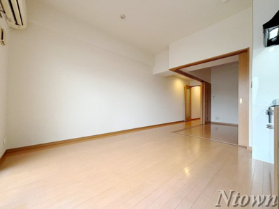 【居間・リビング】 | ロイヤルピジョン岩塚 | ゆったりとしたリビングです