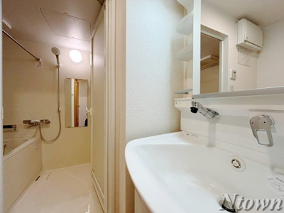 【洗面所】 | ロイヤルピジョン岩塚 | 明るい洗面所です