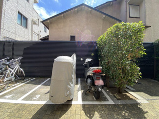 【駐車場】 | バイク置き場。空き区画の有無や駐輪料金、サイズおよび排気量規定などについては、改めてお問い合わせください。～即日のご見学可能～　お問合せはお気軽にどうぞ。