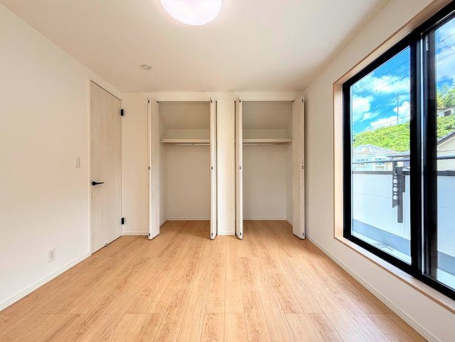 泉区岡津町　新築戸建ての洋室|◆柔らかい陽光が差し込む明るいお部屋を演出する設計。彩光の取れる窓が気持ちの良いお部屋を創り上げます。
