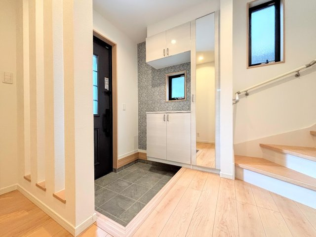 泉区岡津町　新築戸建ての玄関|◆明るい玄関です！散らかりやすい玄関もスッキリする大容量のシューズボックス付き。
