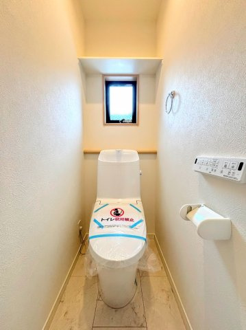 泉区岡津町　新築戸建てのトイレ|◆清潔感のある白を基調とした落ち着ける空間。小窓をもうけていますので、こもりやすい空気の入れ替えも簡単に行えますね！
