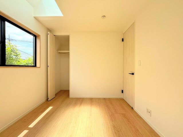 泉区岡津町　新築戸建ての洋室|◆暮らし心地を大きく左右する収納を、適材適所に配置し使い勝手を考慮しました。空間を余すところなく有効利用した収納は生活空間をより上質なものにしてくれるでしょう。
