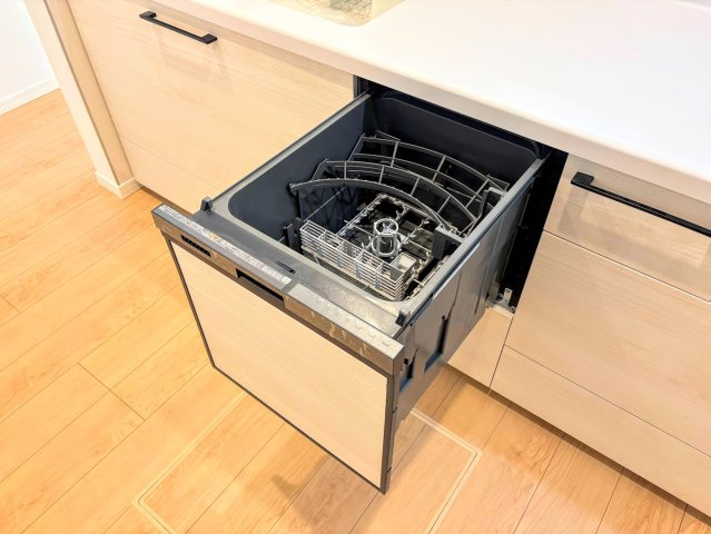 泉区岡津町　新築戸建てのその他|◆食後の食器洗いは食洗機にお任せ！ご家族と団らんの時間を。家事の時短に効果大の食洗器付き。高温洗浄、節水効果もございます。
