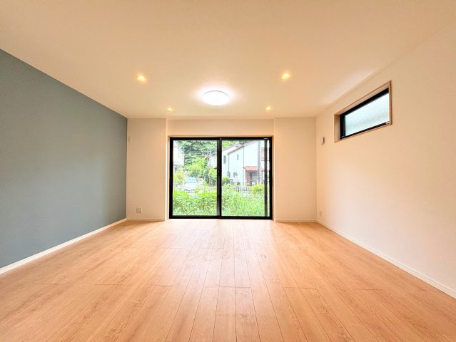 泉区岡津町　新築戸建ての居間・リビング|◆一家だんらんのスペースとなるＬＤＫ。窓から明るい光が差し込み、思わず家族の会話も弾む快適な空間。
