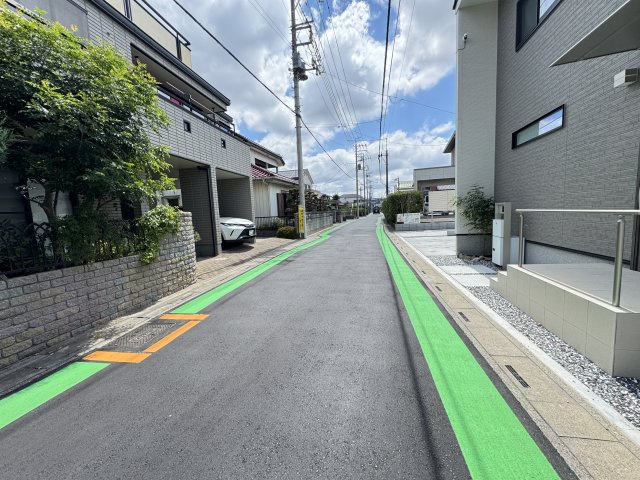 三郷市彦沢１丁目新築戸建の前面道路含む現地写真|北東側前面道路・幅員約5.2ｍ