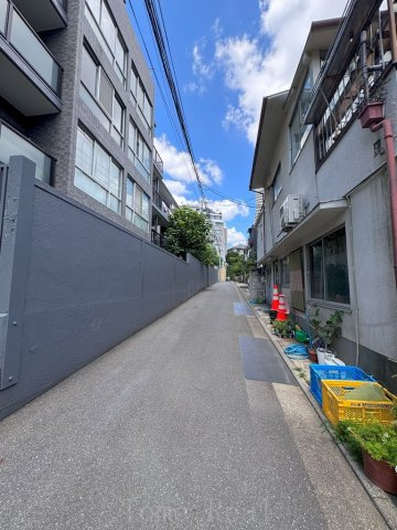 ハイツ赤坂の外観|南東側私道