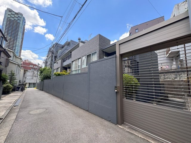 ハイツ赤坂の外観|南東側私道