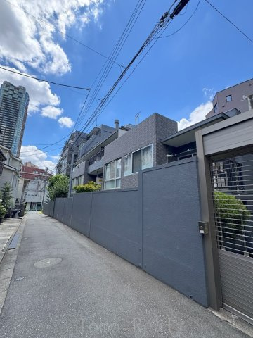 ハイツ赤坂の外観|南東側私道