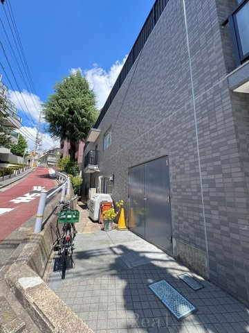 ハイツ赤坂の外観|北西側　稲荷坂