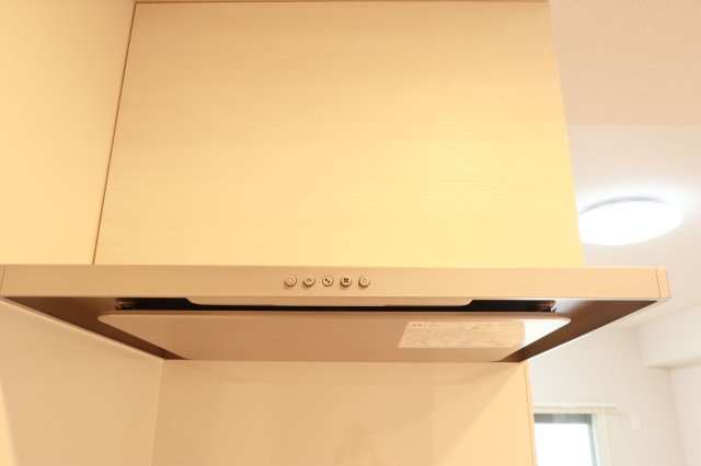 【キッチン】 | コスモ小戸 | 汚れが気になりがちなレンジフードも新品に交換済みです