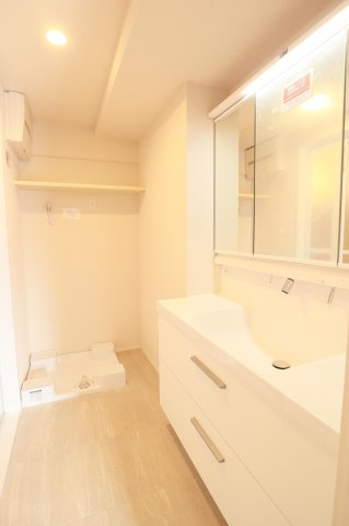 【独立洗面台】 | コスモ小戸 | 三面鏡裏収納付きの洗面台で、散らかりがちな洗面回りもすっきりと片付きます