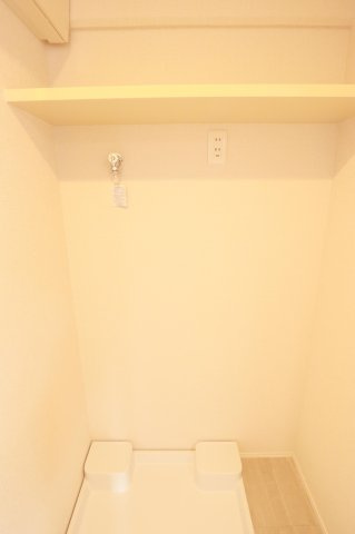 【ランドリースペース】 | コスモ小戸 | 洗濯機置き場の上部のスペースには洗剤等を置ける棚が設置されています