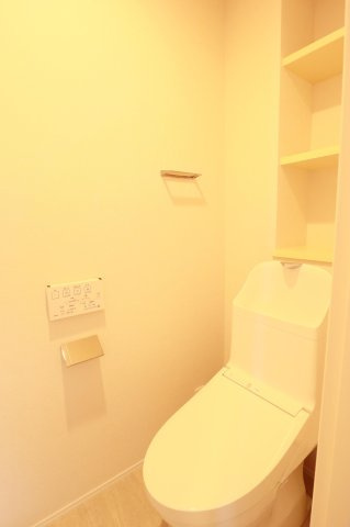 【トイレ】 | コスモ小戸 | 冬は便座も温水も温かく快適なシャワー付トイレ。背面には収納を設置◎