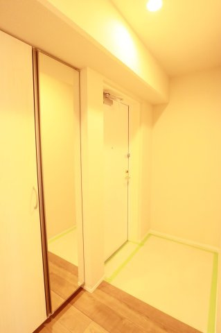 【玄関】 | コスモ小戸 | 玄関には収能力の高いシューズボックスと姿見までセットされています