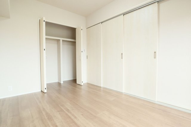 【洋室】 | コスモ小戸 | 南側の5.9帖の洋室。リビングとは引き戸でフラットにつながっています