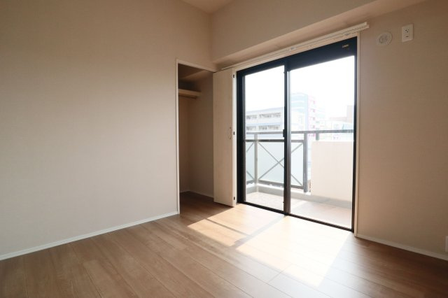 【洋室】 | コスモ小戸 | 4.3帖の洋室。各部屋にはクローゼットを完備しています！収納が多いお家はすっきりして快適空間です