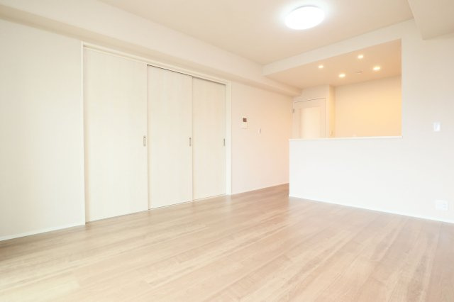 【居間・リビング】 | コスモ小戸 | リビングはゆとりのある空間になっており、お好きなレイアウトを楽しめます