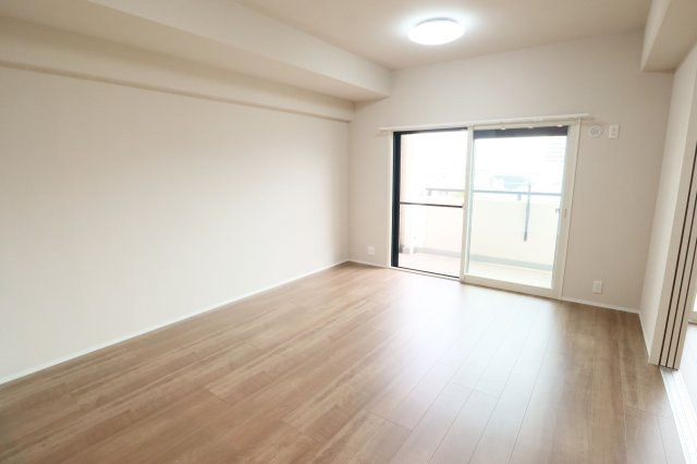 【洋室】 | コスモ小戸 | 大きな窓のあるLDKは明るさたっぷり。食事のときも、くつろぎの時間も楽しい家族の時間をすごせそうです