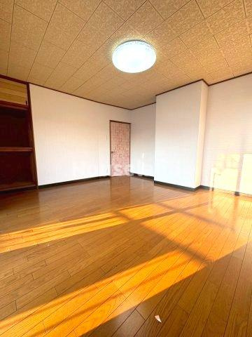 次郎丸戸建の洋室