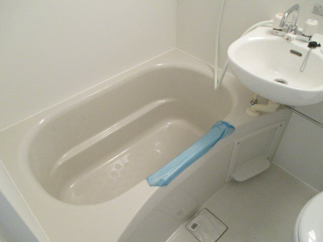 レピュート本八幡の浴室