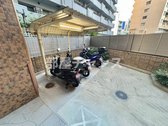 プレサンス桜通グレイスの駐車場