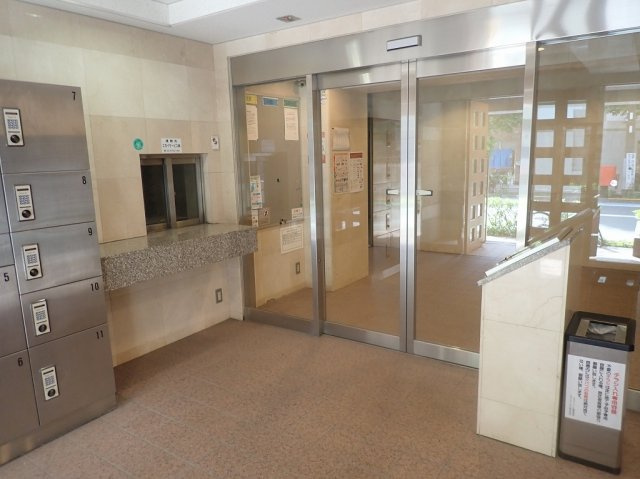 スカイコート文京白山のエントランス