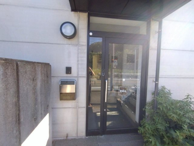 大岩町貸事務所のエントランス