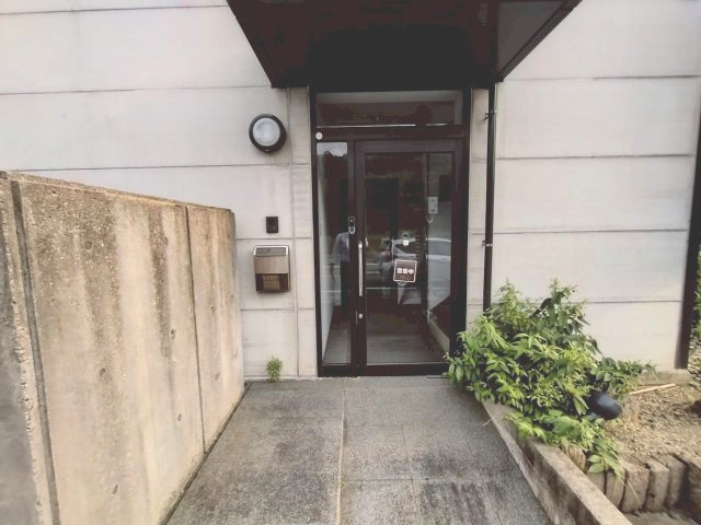 大岩町貸事務所のエントランス