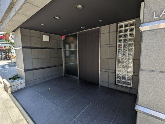 エルエースイート上野のエントランス