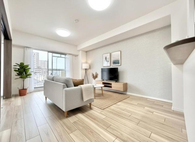 【居間・リビング】 | ベル・アーバニティ北花田 | 【家具配置イメージ画像】ラグやソファで雰囲気を変えたりいろんなアレンジが楽しめます！