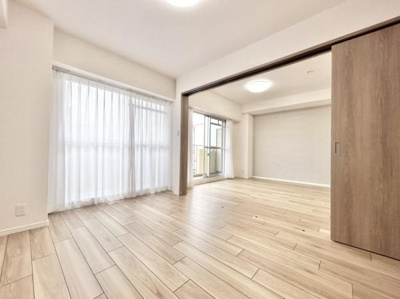 【洋室】 | ベル・アーバニティ北花田 | LDK14帖と隣接した洋室6.4帖。お友達を呼んでのホームパーティーなどの時には、仕切りを外し、開放感あふれる空間に！