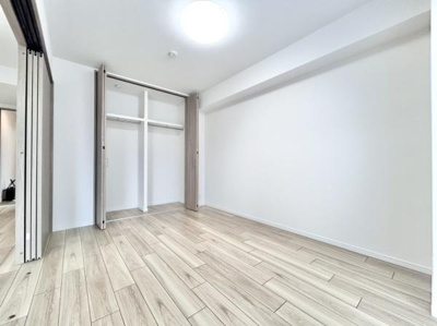 【洋室】 | ベル・アーバニティ北花田 | 全居室には収納を完備！普段使いのお洋服や小物はもちろん、季節物のお洋服などもしっかりと整理整頓おしまい頂けます。居室空間をより広く隅々までお使いいただけますね♪