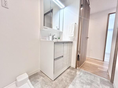 【独立洗面台】 | ベル・アーバニティ北花田 | 明るく、清潔感のある洗面所♪鏡も大きく使い勝手の良い洗面化粧台です♪