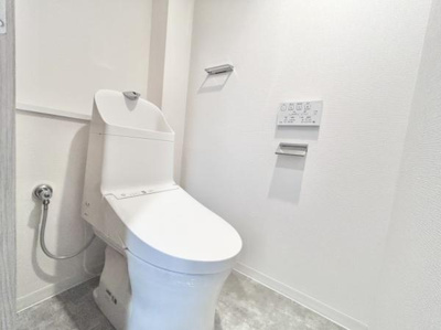 【トイレ】 | ベル・アーバニティ北花田 | 節水型でエコなトイレには、今では当たり前のウォシュレット付き。便座を温める機能もついていて、居心地良くてトイレから出られなくなるかも！