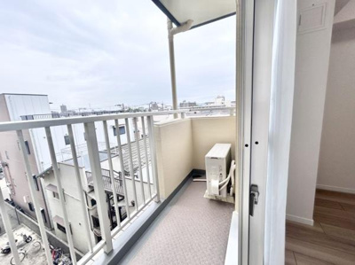 【バルコニー】 | ベル・アーバニティ北花田 | 開放的なバルコニーは見晴らしもよく、太陽の温かな温もりをめいっぱい受け止めてくれます。太陽の光と爽やかな風を受けたお洗濯物はあっという間に乾き、取りこむ時には太陽の匂いを感じられそうですね♪