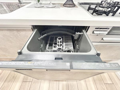 【キッチン】 | ベル・アーバニティ北花田 | 食器洗乾燥機付きで家族の食器もピカピカ。後片付けもラクラクこなせて、日々の生活には欠かせない便利設備。環境にもママの手にも優しいのがうれしいですね。