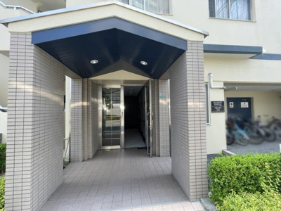 【エントランス】 | ベル・アーバニティ北花田 | 流行に左右されず、将来にわたって価値が継続する「上質」な佇まい。おしゃれな雰囲気や自然の潤い、親しみやすさといった暮らしを豊かにしてくれる住空間です。