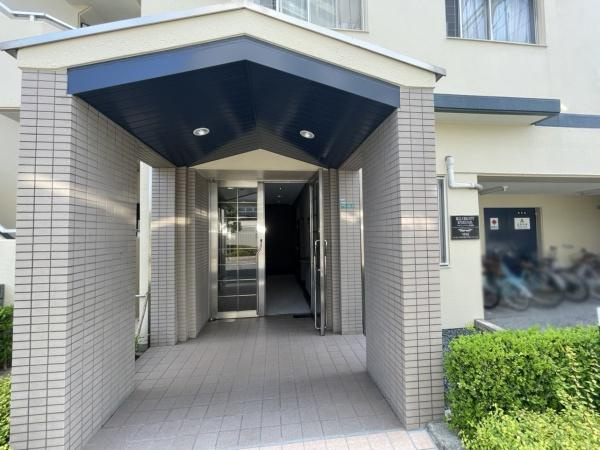 【エントランス】 | ベル・アーバニティ北花田 | 流行に左右されず、将来にわたって価値が継続する「上質」な佇まい。おしゃれな雰囲気や自然の潤い、親しみやすさといった暮らしを豊かにしてくれる住空間です。