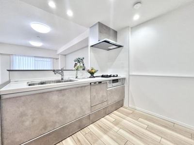 【キッチン】 | ベル・アーバニティ北花田 | 本を読みながら料理をしたり、家族とコミュニケーションを取りながら家事をしたり。毎日必ず使い、案外長い時間を過ごす場所だからこそ妥協したくない部分ですね♪