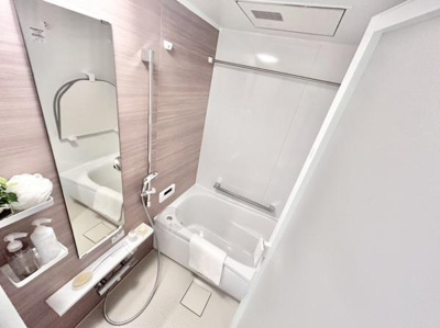 【浴室】 | ベル・アーバニティ北花田 | アクセントパネルで落ち着きのある雰囲気を演出♪毎日の疲れを癒やすバスタイムを。乾燥・暖房機能付き！