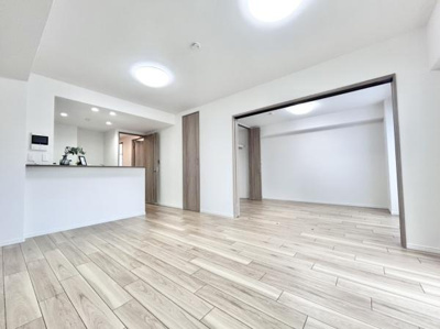 【居間・リビング】 | ベル・アーバニティ北花田 | ここにはみんなが集い、食事と楽しい会話が始まる。話に夢中になりすぎて、ついつい時を忘れてしまう。そんな束の間の幸せを感じさせてくれる場所。