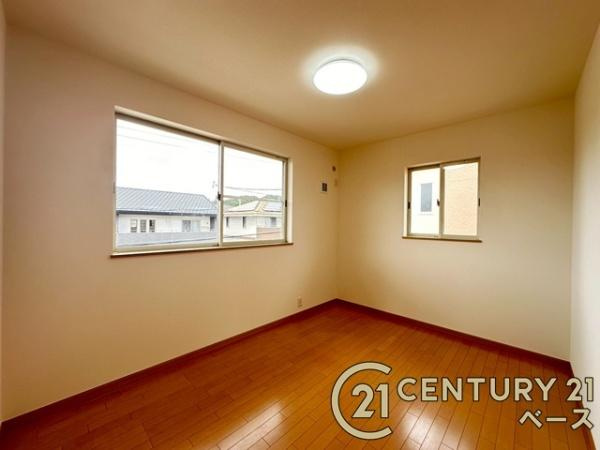 生駒市南山手台　一戸建の洋室|■現地撮影写真■日当たりのよい明るい雰囲気の洋室です！