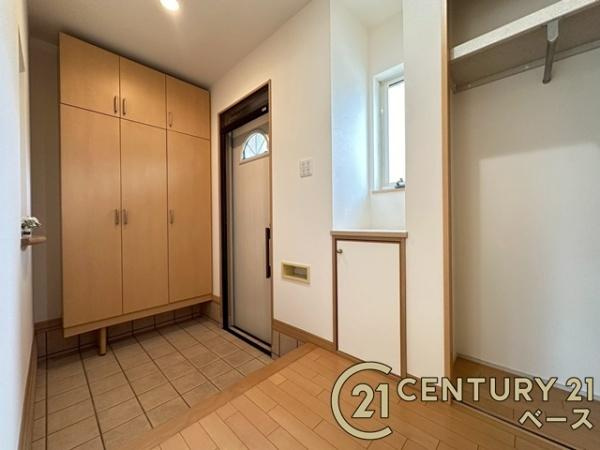 生駒市南山手台　一戸建の玄関|■現地撮影写真■すっきりとした明るい玄関が家族やお客様を迎えてくれます！