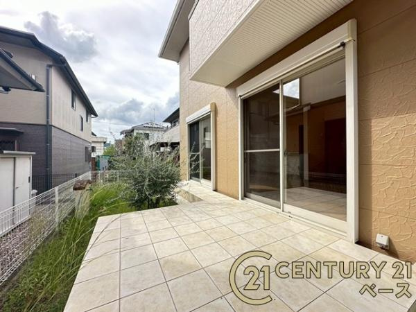 生駒市南山手台　一戸建の庭|■現地撮影写真■日当たりの良いタイルデッキを完備！様々な用途に活用いただけます！