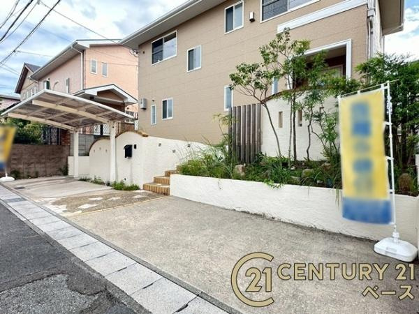 生駒市南山手台　一戸建の駐車場|■現地撮影写真■駐車スペース２台分完備！