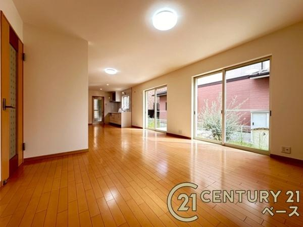 生駒市南山手台　一戸建の居間・リビング|■現地撮影写真■大きな窓から柔らかい光が射し込みます！